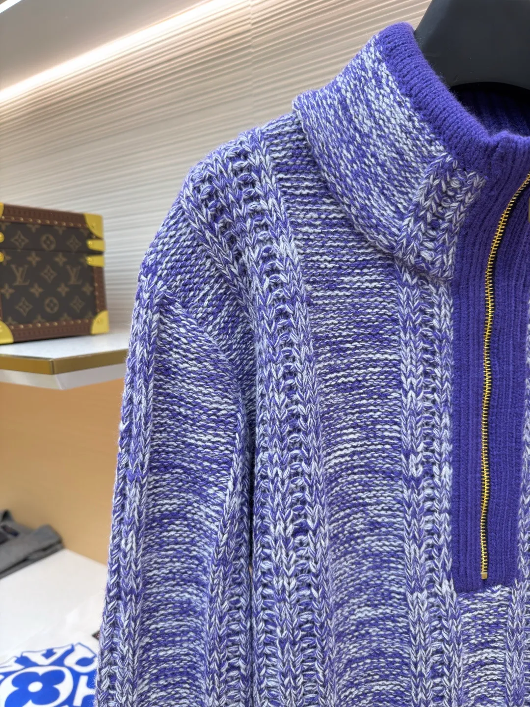 LOUIS VUITTON letter badge half-zip pullover tassel sweater ●Original version: purchased and developed at 20700 ●Item number: 1682315-C05 ●Fabric: wool fabric ●Technology: tassel knitting ●Color: purple ●Version: fitted version ●Weight: about 870 grams ●Size: S-M-L-XL ●Description: This half-zip sweater is made of colorful dot blended wool yarn, which is blended and dyed with dark purple, light purple and off-white yarns. It uses multiple twisting processes to create a mottled snowflake texture effect. The yarn has both softness and crispness. The body of the garment adopts vertical pit weaving technology, and the spacing and depth of the pits are controlled by a computerized flat knitting machine to form a three-dimensional longitudinal texture, which not only modifies the body shape but also enhances the breathability of the clothing. The half-high collar is spliced ​​with solid-color ribbed fabric and matched with a customized metal zipper. The zipper teeth are gold-plated and polished, which makes the pull smooth and not easy to oxidize. The hem adopts hand-made tassel technology. The yarn is cut to a fixed length and then combed out. The tassels hang naturally without knotting. The sides and cuffs of the garment are densely overlocked to effectively prevent threading. Every craft detail takes into account both design beauty and practicality. The overall wiring is straight and delicate, the fabric is comfortable and soft, and the color is consistent without color difference. It can be matched with the same style to create a fashionable look and control various occasions. Customized accessories, complete with three standards, same style for men and women!